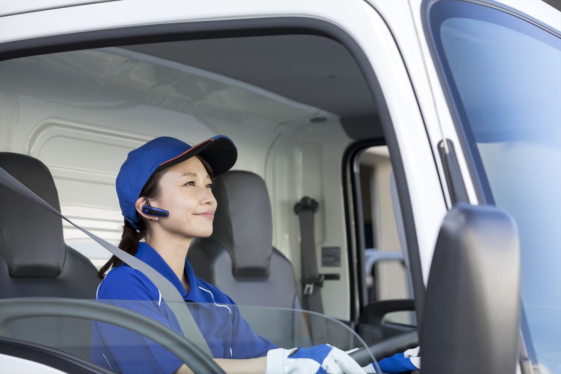 大型トラックを運転する女性ドライバー (2)